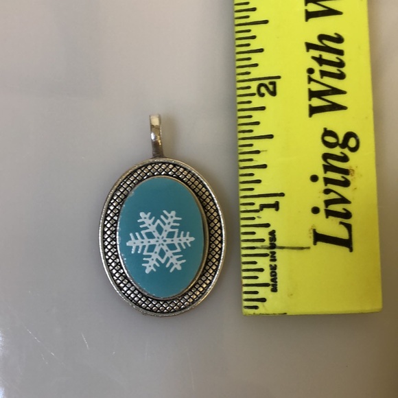 Vintage upcycled Pyrex Turquoise Snowflake handmade necklace pendant charm - Picture 5 of 6